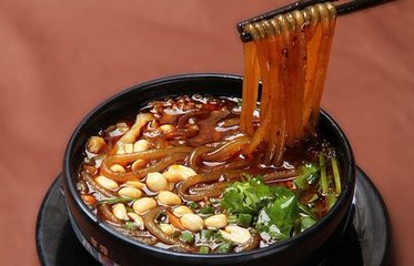 成都小吃肥腸粉搭配“鍋盔”，一個(gè)鍋盔3兩肉！