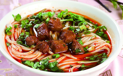 成都美食小吃擔(dān)擔(dān)面，鹵汁酥香，咸鮮微辣