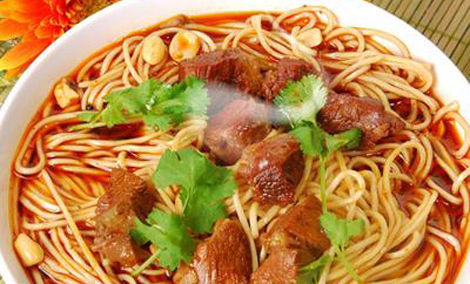成都美食小吃擔(dān)擔(dān)面，鹵汁酥香，咸鮮微辣