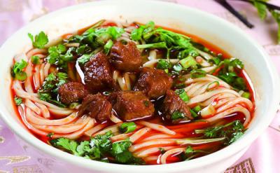 成都美食小吃擔擔面，鹵汁酥香，咸鮮微辣