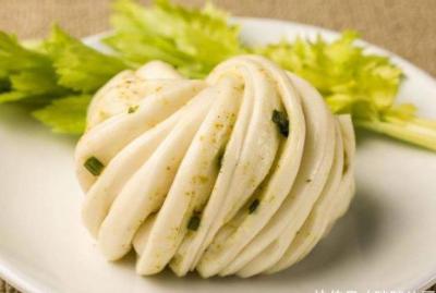 面食如此做才簡(jiǎn)單，不發(fā)面、不用煮，比饅頭好吃，比花卷有嚼勁