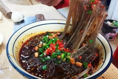 小吃酸辣粉培訓哪家好？蜀味緣讓學員自主創(chuàng)業(yè)自立門戶