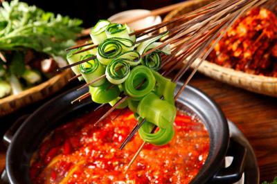 四川串串香技術(shù)做法哪里好？大廚現(xiàn)場帶您采購原材料