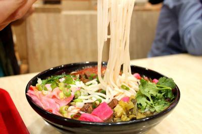 成都哪里可以學(xué)做花溪牛肉粉技術(shù)呢？師傅親自指導(dǎo)