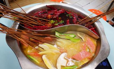 四川餐飲技術(shù)培訓(xùn)學(xué)校，哪里學(xué)習(xí)正宗串串香技術(shù)培訓(xùn)？