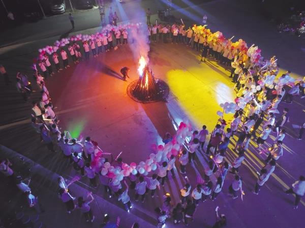 7月5日至14日，中鐵十局一公司舉辦2023年新員工入職培訓(xùn)，幫助來自全國19個(gè)省份的200余名高校畢業(yè)生快速轉(zhuǎn)換角色，適應(yīng)公司工作生活，翻開了他們初入職場的第一課。邵帥 鄭林存 攝影報(bào)道_副本