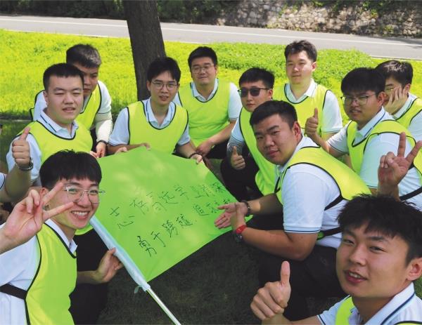 7月12日，中鐵九局四公司組織2023屆新員工在沈陽棋盤山開展團(tuán)建活動(dòng)。多樣的活動(dòng)形式，讓新員工體會(huì)團(tuán)隊(duì)共同拼搏的樂趣，盡快融入集體。吳可越 趙海峰_副本